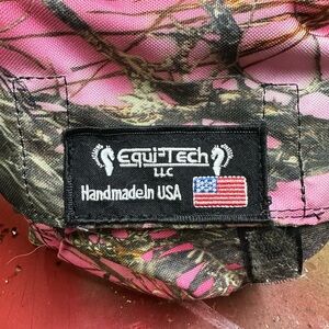 Pink camo saddlehorn bag